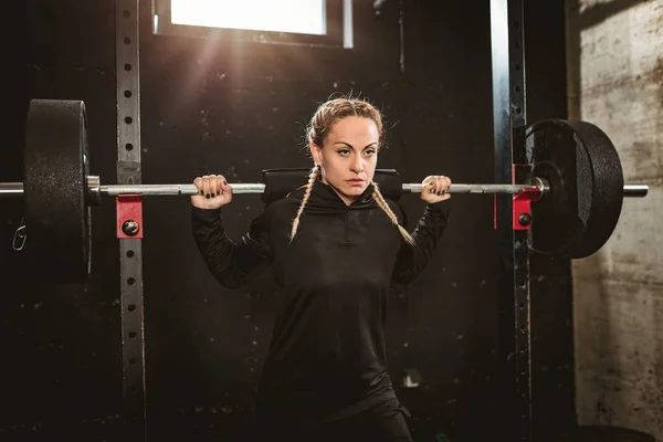 Junge Muskulöse Frau Turnt Fitnessstudio Mit Der Langhantel — Stockfoto