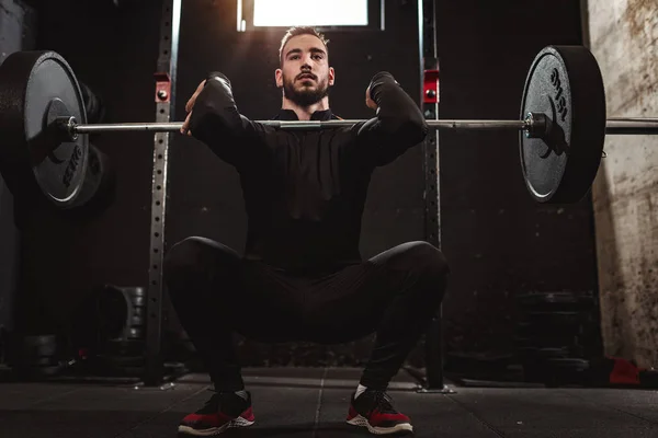 Gespierde Jongeman Doen Squat Oefening Met Barbell Sportschool — Stockfoto