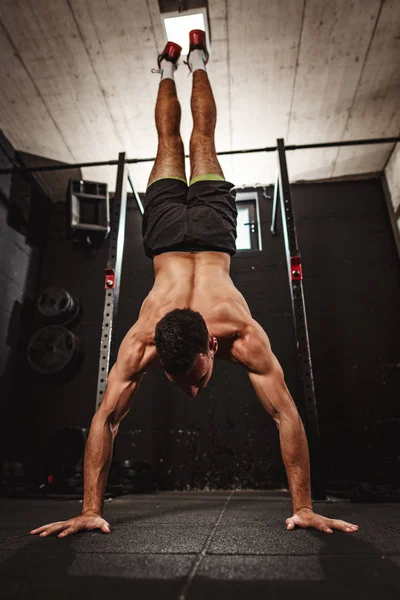 Gespierde Jongeman Doen Handstand Oefening Cross Fit Training Garage Achteraanzicht — Stockfoto