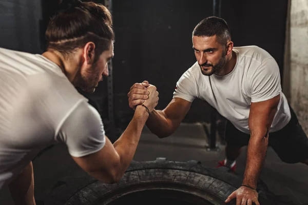 Giovane che fa allenamento crossfit — Foto Stock