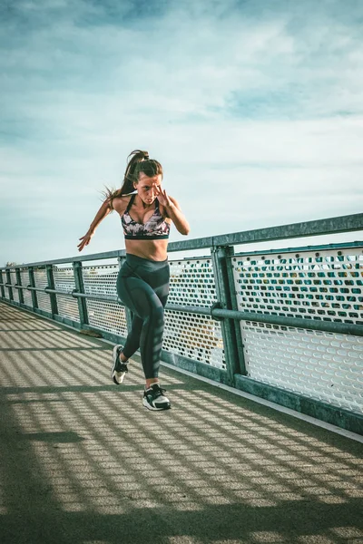 Ajuste Muscular Joven Corredor Corriendo Puente Del Río —  Fotos de Stock