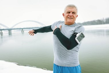 Nehir kenarında kış eğitim sırasında germe sportif komuta sizde