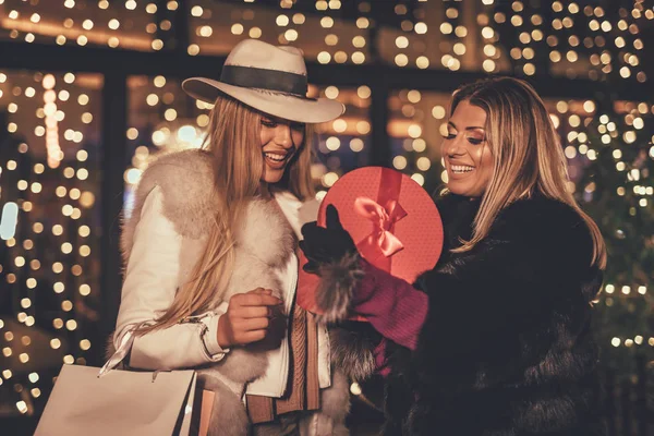 Young Female Friends Celebrating Christmas City Street — Stock Photo, Image