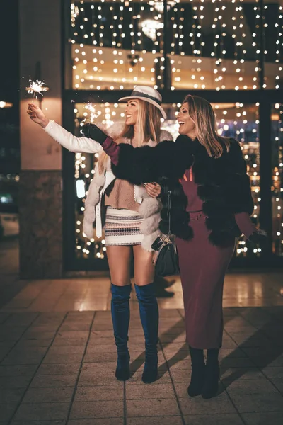 Young Friends Sparklers Having Fun Enjoying City Street Night Christmas — Stock Photo, Image