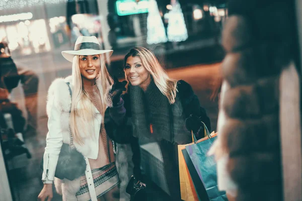 Genç Kadınlarla Renkli Alışveriş Torbaları City Gece Noel Zamanı Sokak — Stok fotoğraf