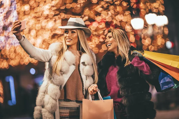 Giovani Donne Con Borse Colorate Che Camminano Strada Notte Natale — Foto Stock