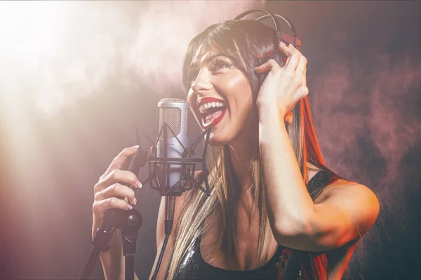 Portrait Rapproché Jeune Chanteuse Avec Écouteurs Devant Microphone — Photo