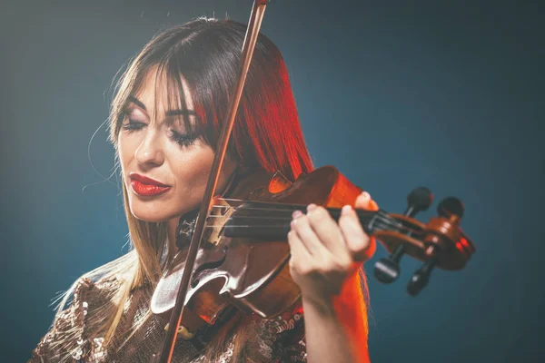 Mujer Joven Vestido Lentejuelas Tocando Música Clásica Violín — Foto de Stock