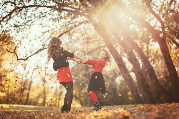 Νεαρή Μητέρα Και Κόρη Διασκέδαση Φθινοπωρινό Δάσος Στο Ηλιοβασίλεμα — Φωτογραφία Αρχείου