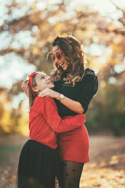 Jovem Mãe Abraçando Com Filha Floresta Pôr Sol — Fotografia de Stock