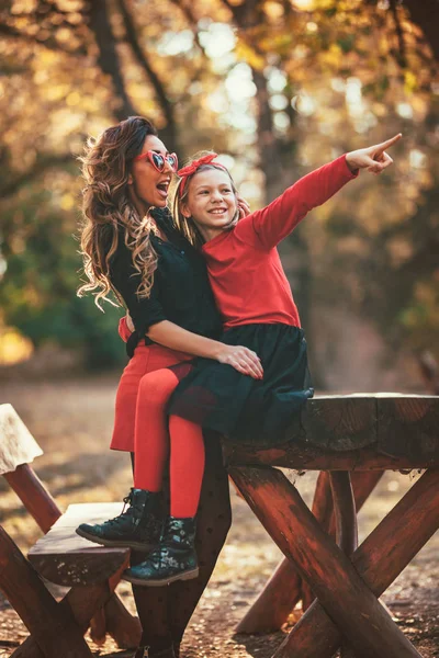 Joven Madre Abrazando Con Hija Bosque Atardecer —  Fotos de Stock