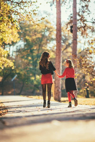 Junge Mutter Spaziert Mit Tochter Herbstwald Bei Sonnenuntergang — Stockfoto