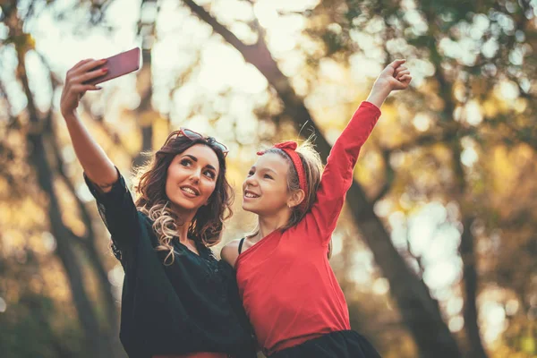 Junge Mutter Und Tochter Machen Selfie Herbstwald Bei Sonnenuntergang — Stockfoto