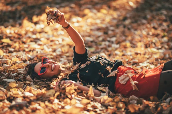 Молодая Женщина Лежит Золотисто Желтых Листьях — стоковое фото