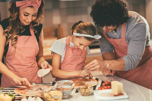Pais Felizes Filha Preparando Refeição Juntos Cozinha — Fotografia de Stock