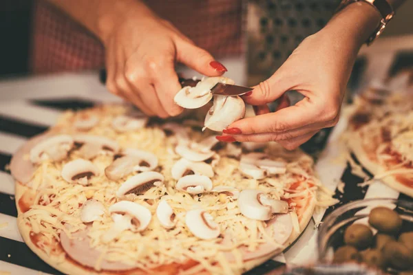 Gros Plan Des Mains Coupant Les Champignons Mettant Pâte Pizza — Photo