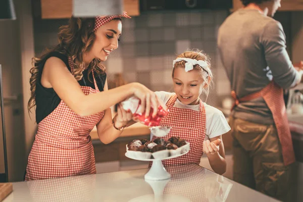 Pais Felizes Filha Preparando Refeição Juntos Cozinha — Fotografia de Stock