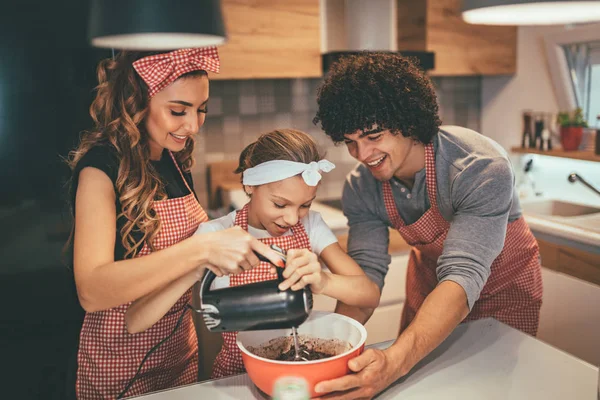 Pais Felizes Com Filha Preparando Comida Cozinha — Fotografia de Stock