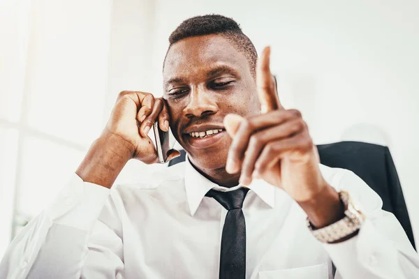 Портрет Молодого Африканского Бизнесмена Разговаривающего Смартфоне Современном Офисе — стоковое фото