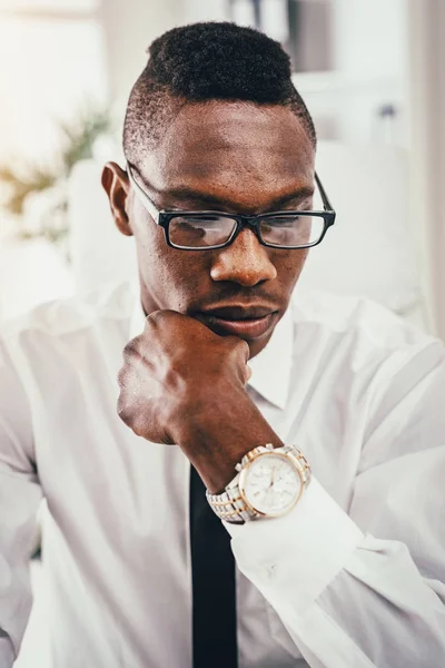 Retrato Del Pensativo Empresario Africano Que Trabaja Una Oficina Moderna —  Fotos de Stock