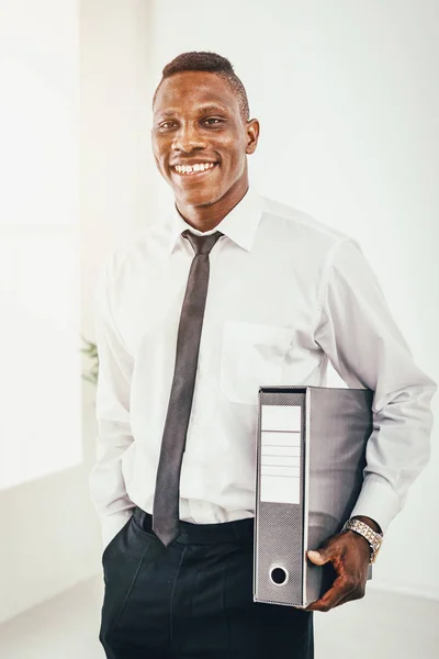 Úspěšný Podnikatel Africké Drží Složku Moderní Kanceláři — Stock fotografie