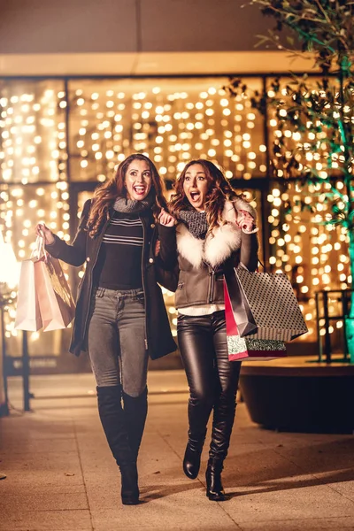 Duas Mulheres Rindo Com Sacos Compras Após Compras Bem Sucedidas — Fotografia de Stock