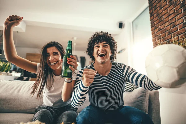 Pareja Joven Viendo Partido Fútbol Casa —  Fotos de Stock