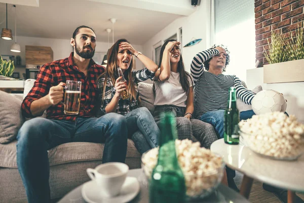 Amici Che Guardano Partita Calcio Con Birra Casa — Foto Stock