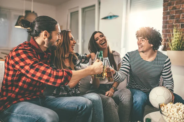 Gruppo Amici Allegri Che Guardano Partita Calcio Con Birra Casa — Foto Stock