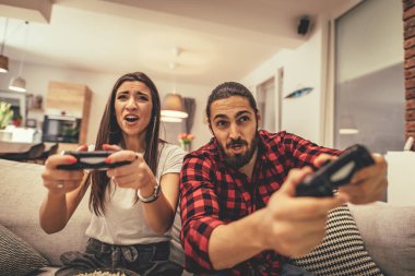 Heyecanlı çift iskambil video spor evde kanepede