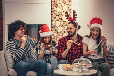 Çift yeni yıl arifesi evde harcama