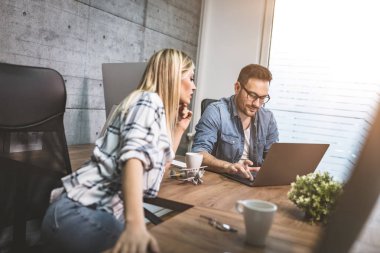 Genç başarılı işkadını ve yeni office projesinde tartışırken işadamı
