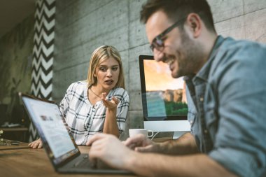 Genç başarılı işkadını ve yeni office projesinde tartışırken işadamı