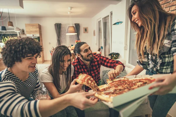 Grupo Amigos Alegres Divertindo Comendo Pizza Casa — Fotografia de Stock