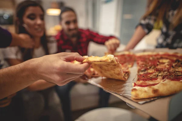 Vedere Apropiată Prietenilor Fericiți Care Distrează Timp Mănâncă Pizza — Fotografie, imagine de stoc