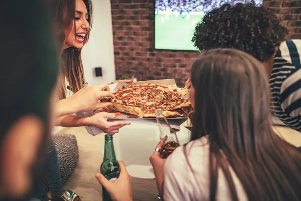 若い幸せな友達と家でピザを食べる楽しい — ストック写真