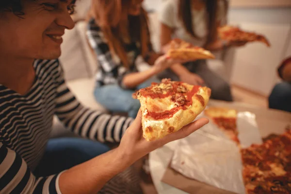 Jovens Amigos Felizes Divertindo Comendo Pizza Casa — Fotografia de Stock
