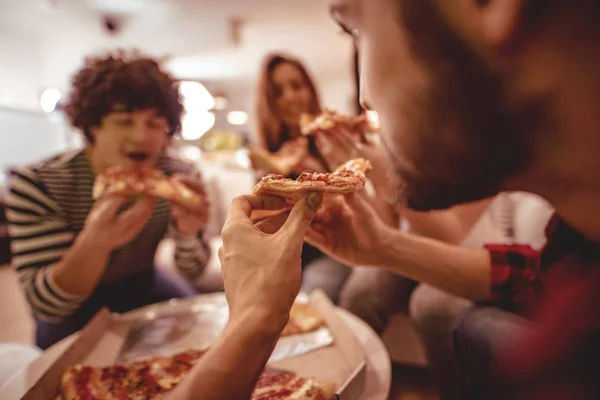 Jóvenes Amigos Felices Divirtiéndose Comiendo Pizza Casa — Foto de Stock
