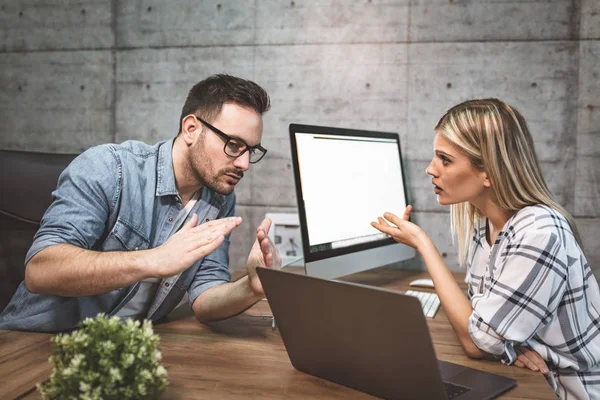 Jonge Succesvolle Zakenvrouw Ondernemer Werkzaam Kantoor — Stockfoto