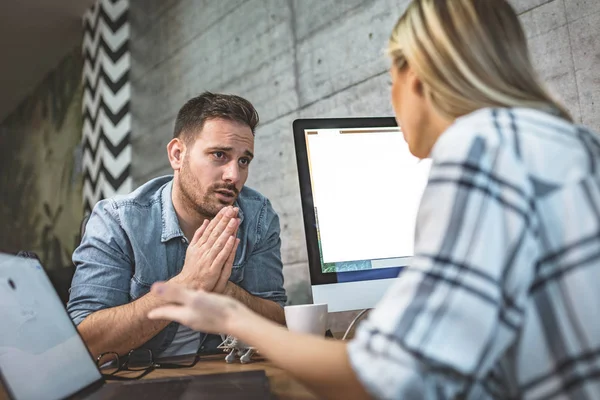 Jonge Succesvolle Zakenvrouw Ondernemer Werkzaam Kantoor — Stockfoto