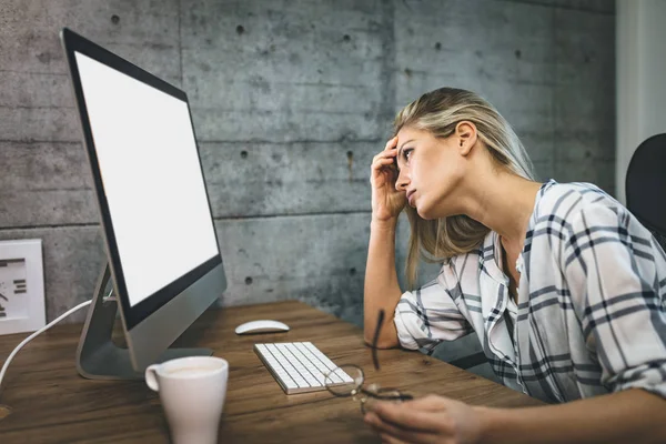 Joven Mujer Negocios Frustrada Estresada Sentada Computadora Oficina — Foto de Stock