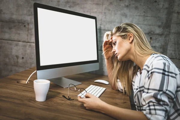 Joven Mujer Negocios Frustrada Estresada Sentada Computadora Oficina — Foto de Stock