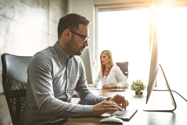 Ung Framgångsrik Affärskvinna Och Affärsman Som Arbetar Kontor — Stockfoto