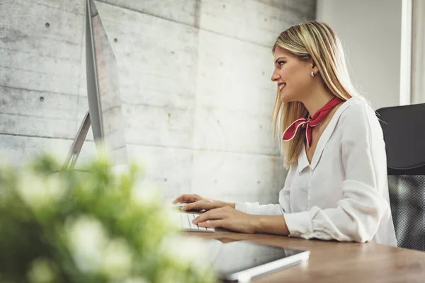 Young Pensive Businesswoman Working Computer Office — Stock Photo, Image