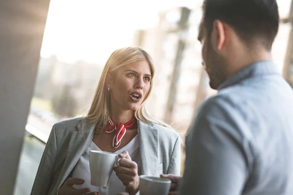 Jeunes Collègues Affaires Prenant Une Pause Café Matin Sur Balcon — Photo