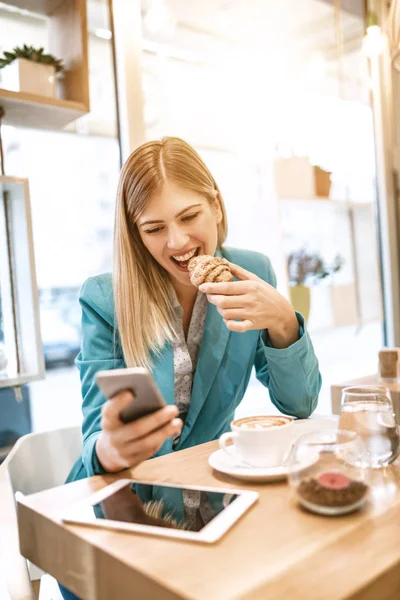 Mladá Usměvavá Podnikatelka Kávu Kavárně Pomocí Smartphonu — Stock fotografie