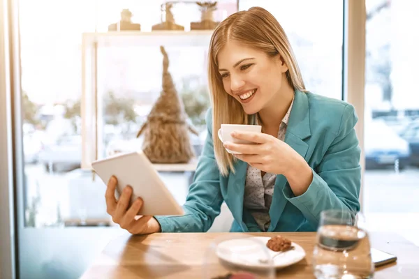 Junge Lächelnde Geschäftsfrau Kaffeepause Café Mit Tablet Computer — Stockfoto