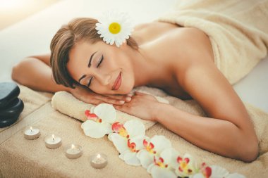 rahatlatıcı ve cilt bakım tedavisi Spa zevk genç kadın