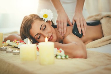Genç kadının Spa'da sırt masajı