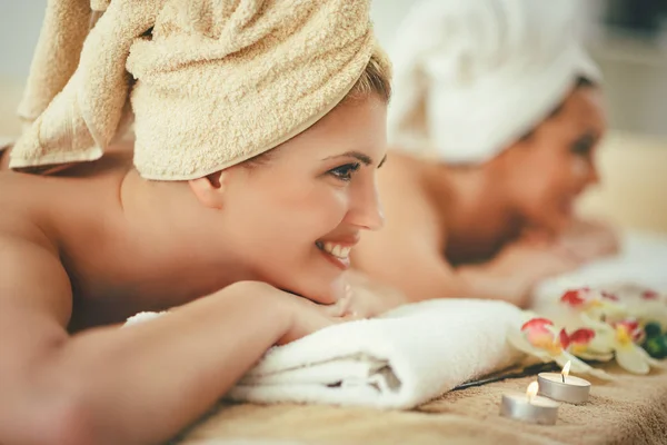 两名年轻女子在水疗沙龙的护肤治疗中享受 — 图库照片